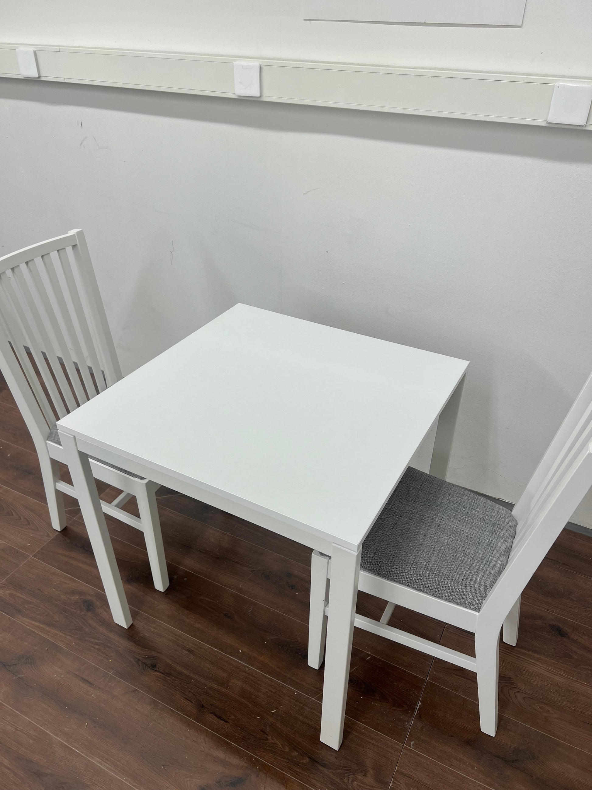 Ikea Näsingi keittiön pöytäsetti , valkoinen-Tibbleby/harmaa, 2 tuolia, kiinteä, 80x60 cm Kalustori