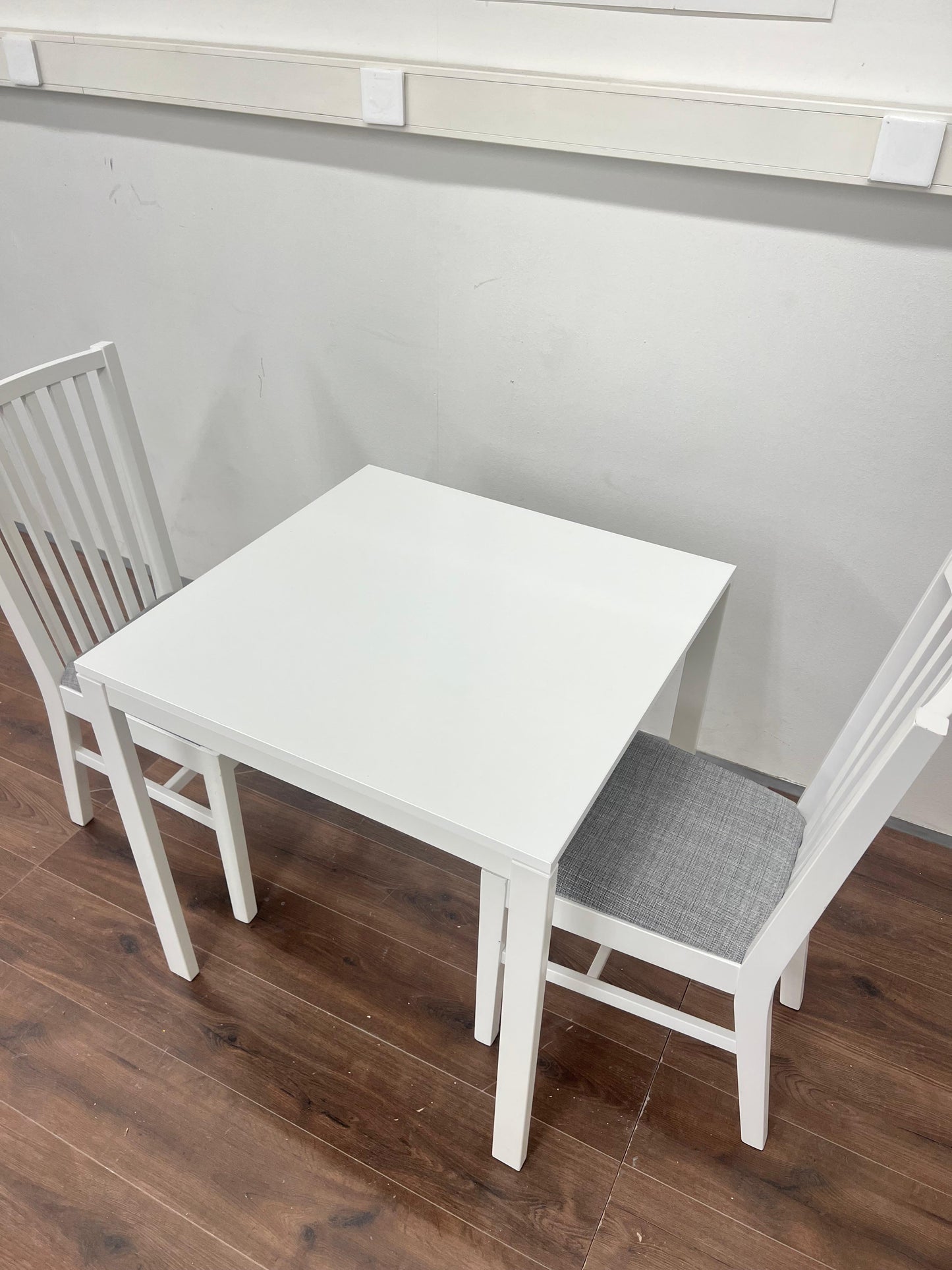 Ikea Näsingi keittiön pöytäsetti , valkoinen-Tibbleby/harmaa, 2 tuolia, kiinteä, 80x60 cm Kalustori