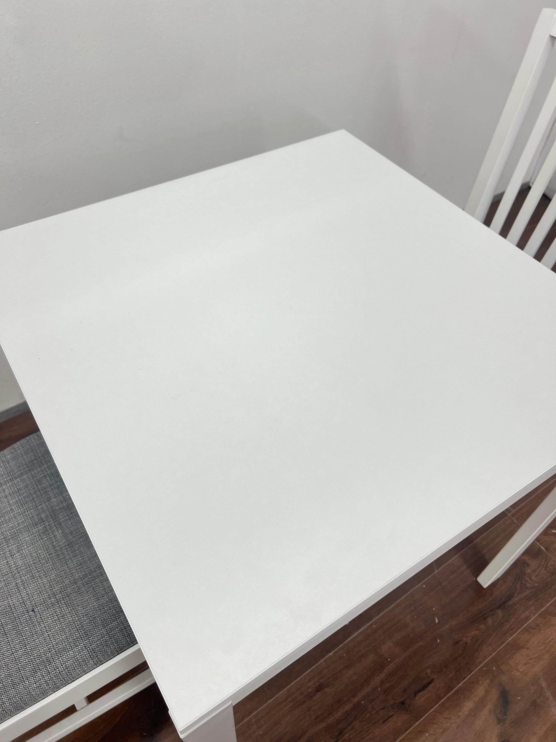 Ikea Näsingi keittiön pöytäsetti , valkoinen-Tibbleby/harmaa, 2 tuolia, kiinteä, 80x60 cm Kalustori