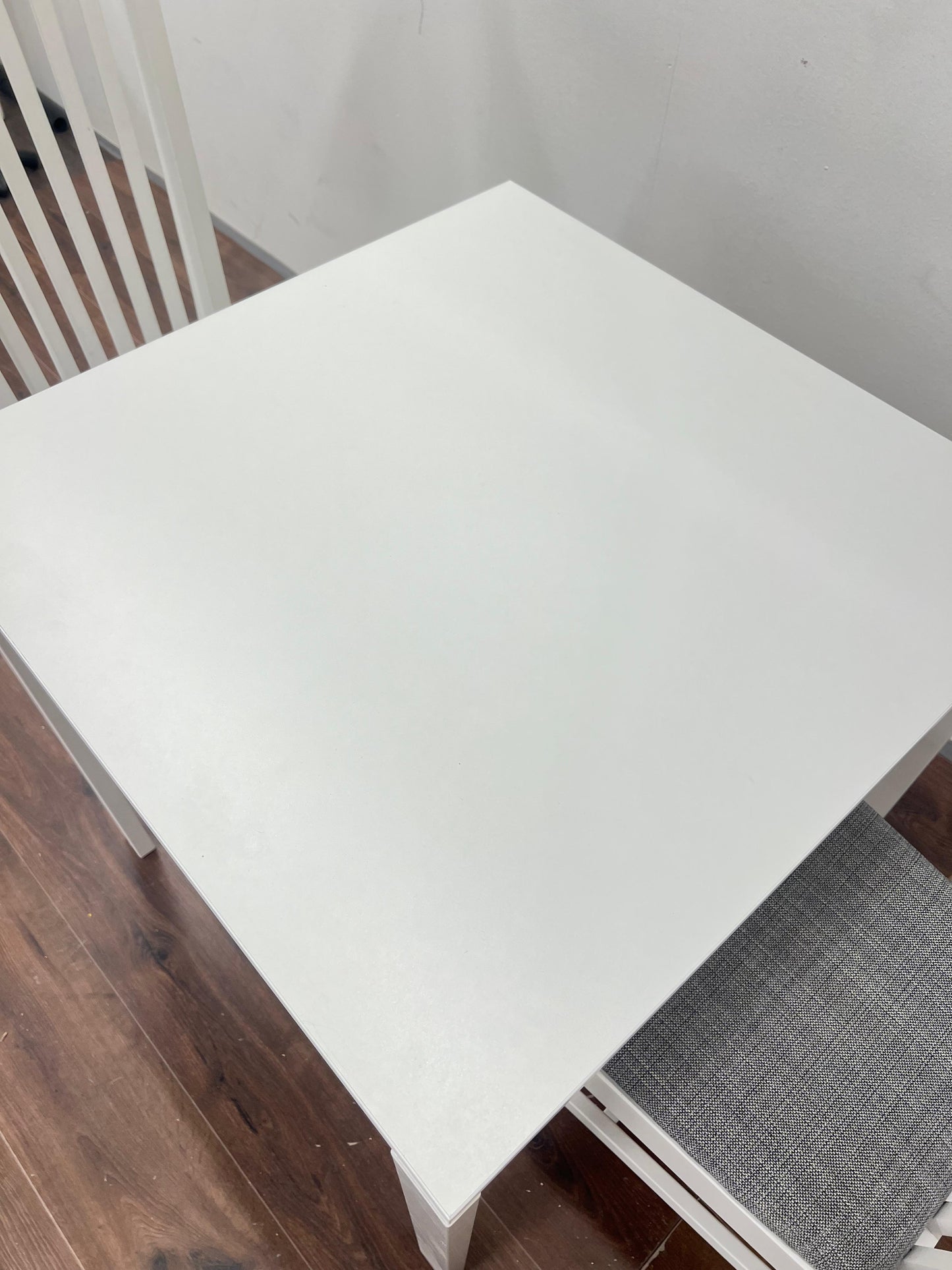 Ikea Näsingi keittiön pöytäsetti , valkoinen-Tibbleby/harmaa, 2 tuolia, kiinteä, 80x60 cm Kalustori