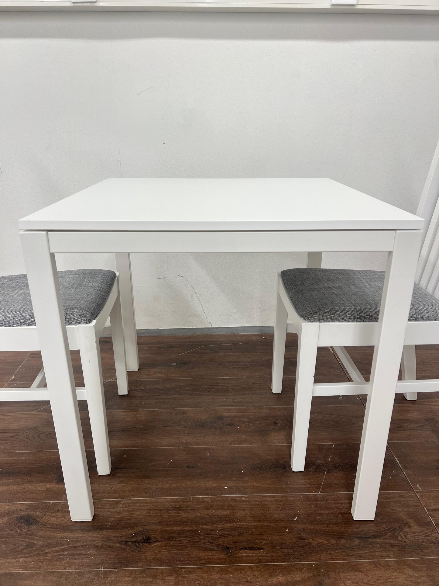 Ikea Näsingi keittiön pöytäsetti , valkoinen-Tibbleby/harmaa, 2 tuolia, kiinteä, 80x60 cm Kalustori