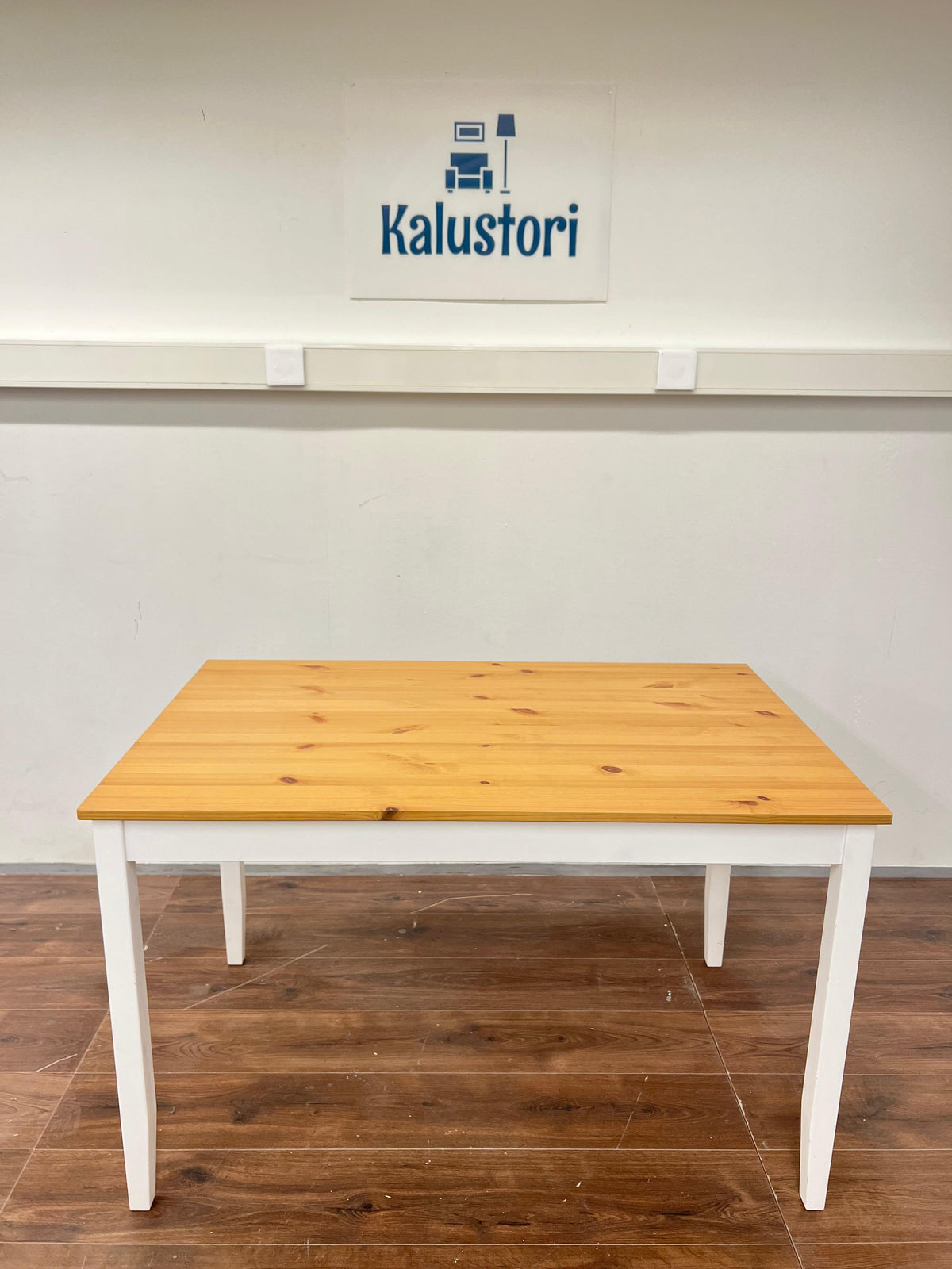 16 Kalustori