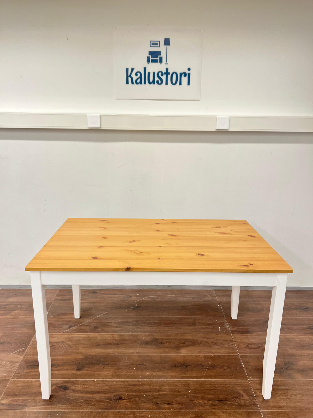 16 Kalustori