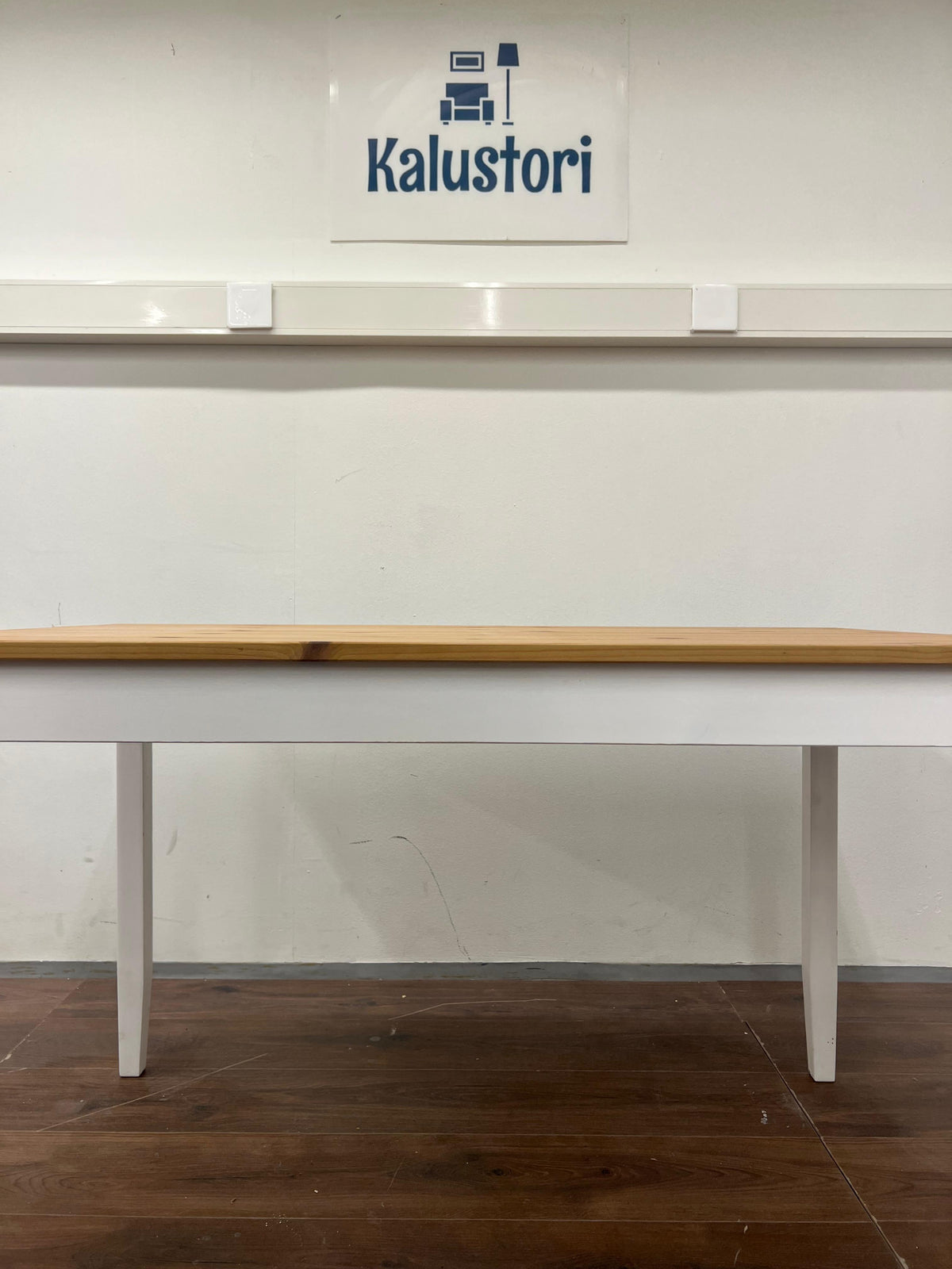16 Kalustori