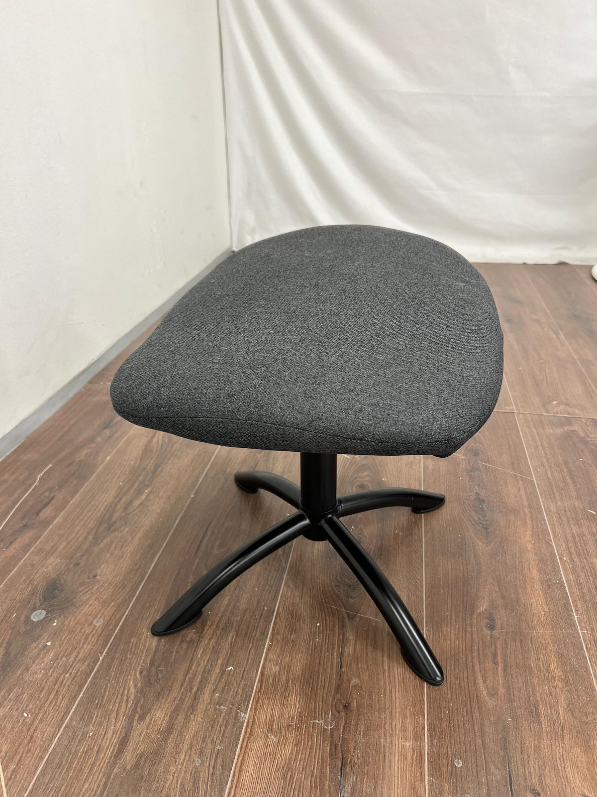 Ergonominen jalkatuki / jalkajakkara Kalustori