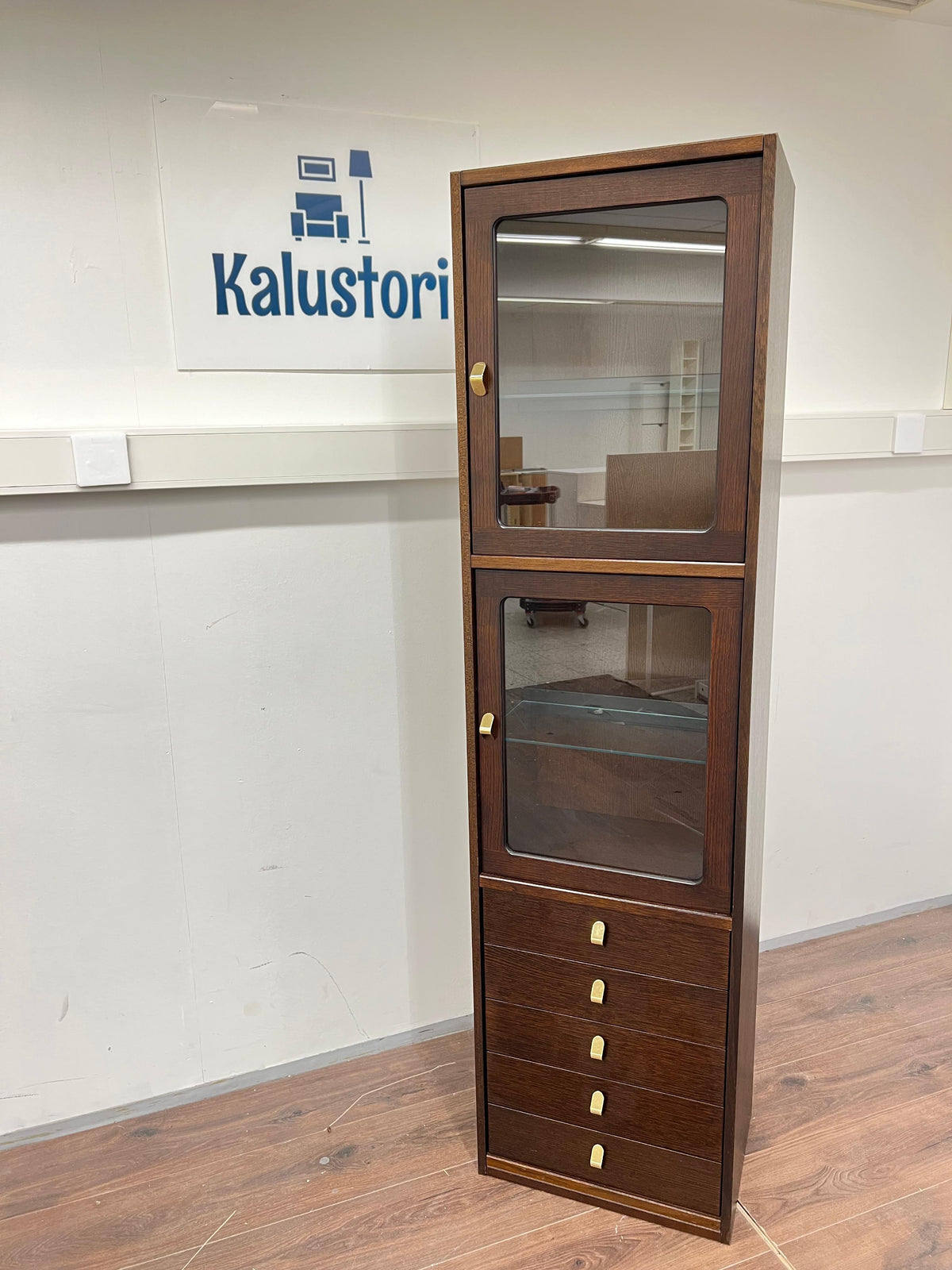 Kapea puinen lasivitriini / retro kaappi Kalustori