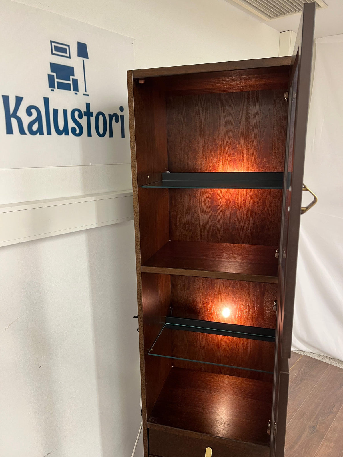 Kapea puinen lasivitriini / retro kaappi Kalustori