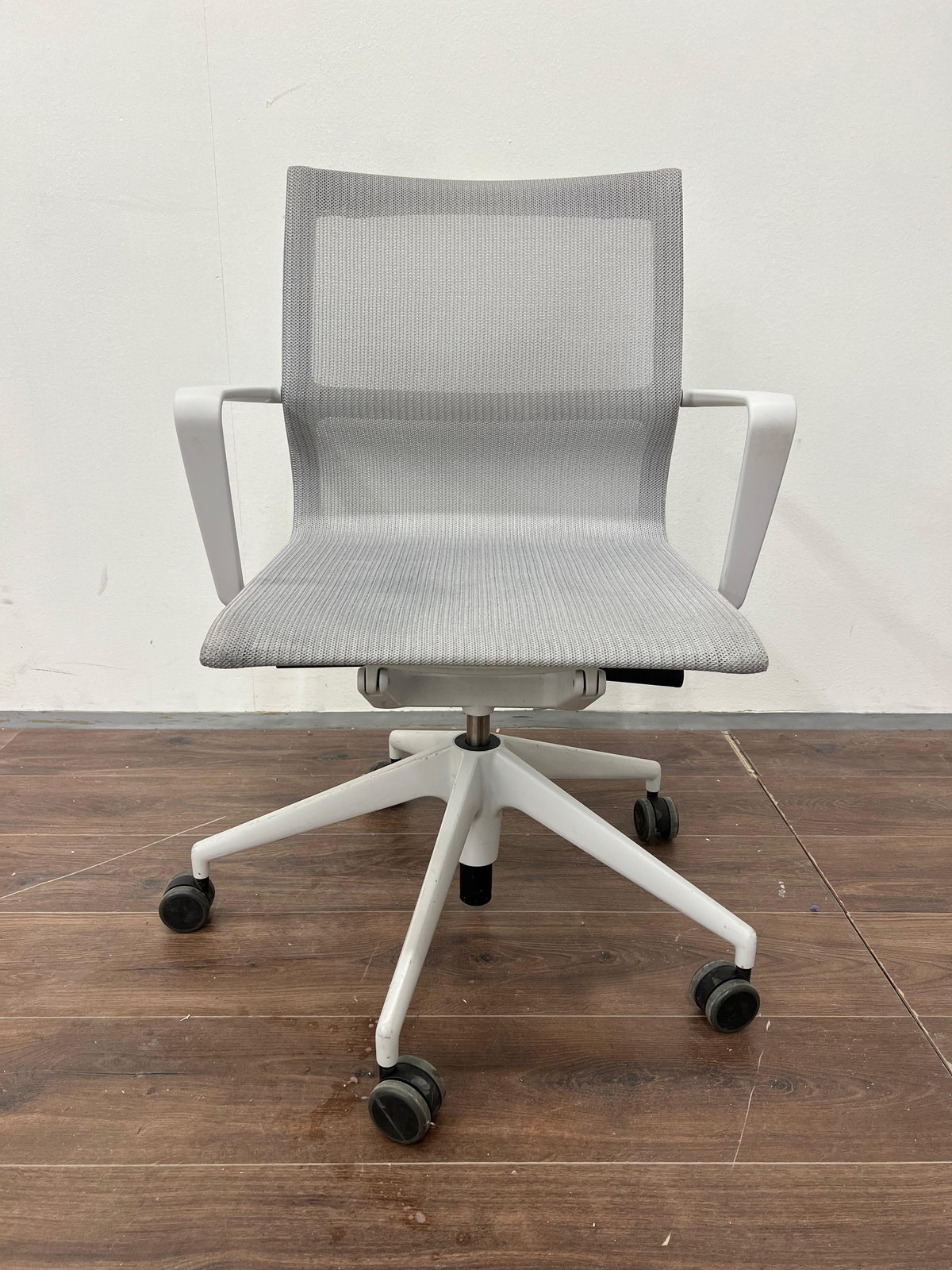 Vitra Physix työtuoli, vaaleanharmaa/valkoinen Kalustori