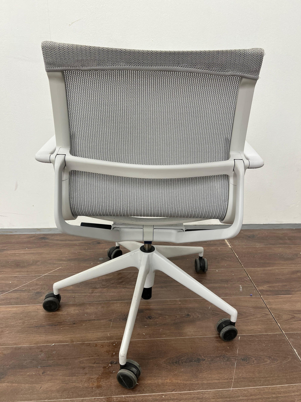 Vitra Physix työtuoli, vaaleanharmaa/valkoinen Kalustori