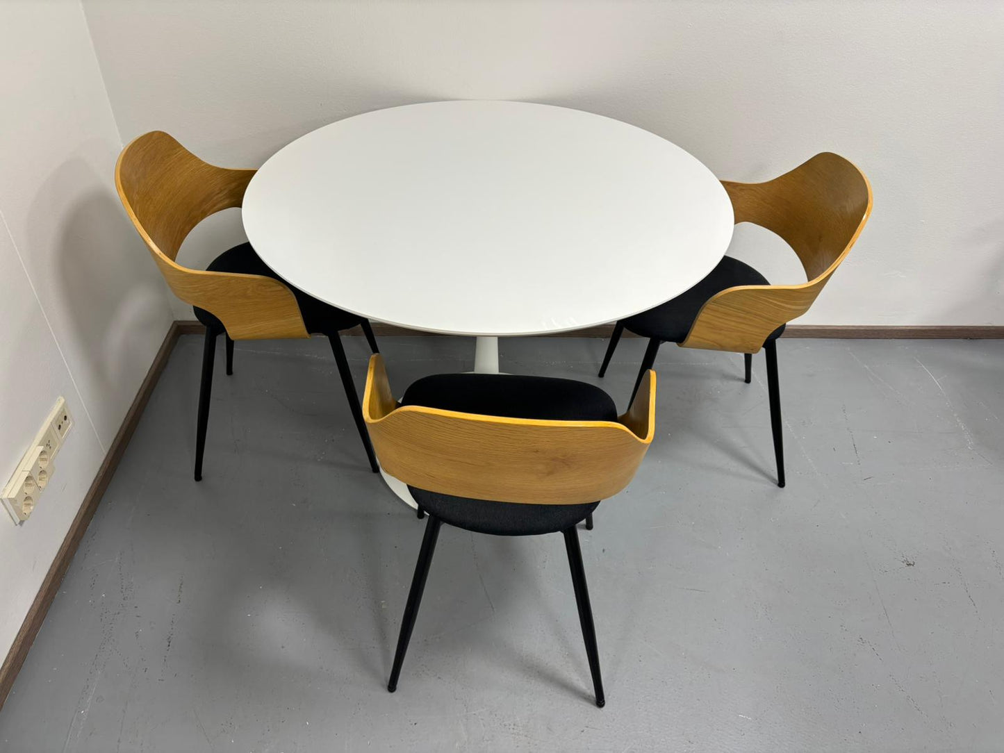 Ikea Docksta Ruokapöytä ja 3 Jysk Hvidovre Tuolia