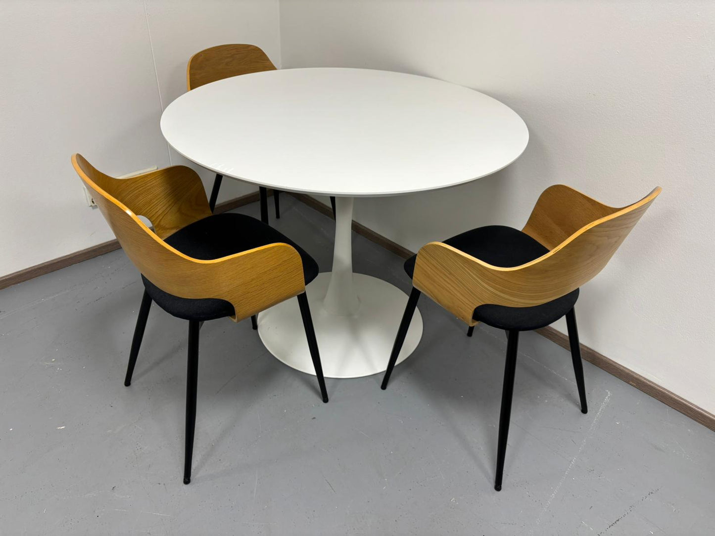 Ikea Docksta Ruokapöytä ja 3 Jysk Hvidovre Tuolia