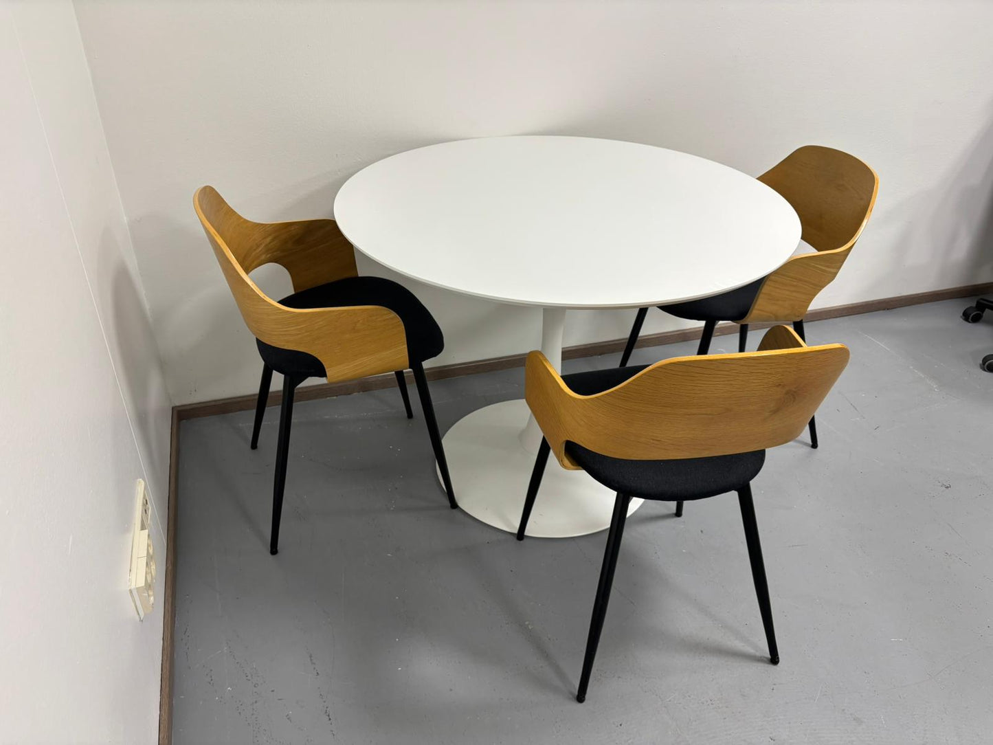 Ikea Docksta Ruokapöytä ja 3 Jysk Hvidovre Tuolia