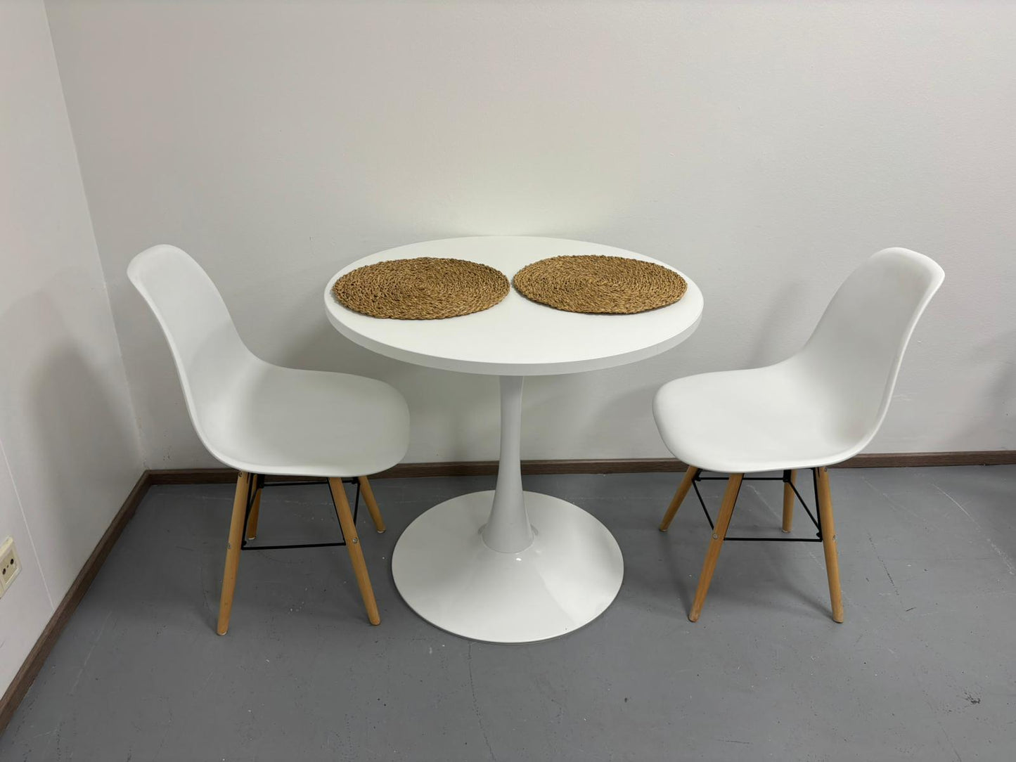 Ruokapöytä ja 2 Tuolia