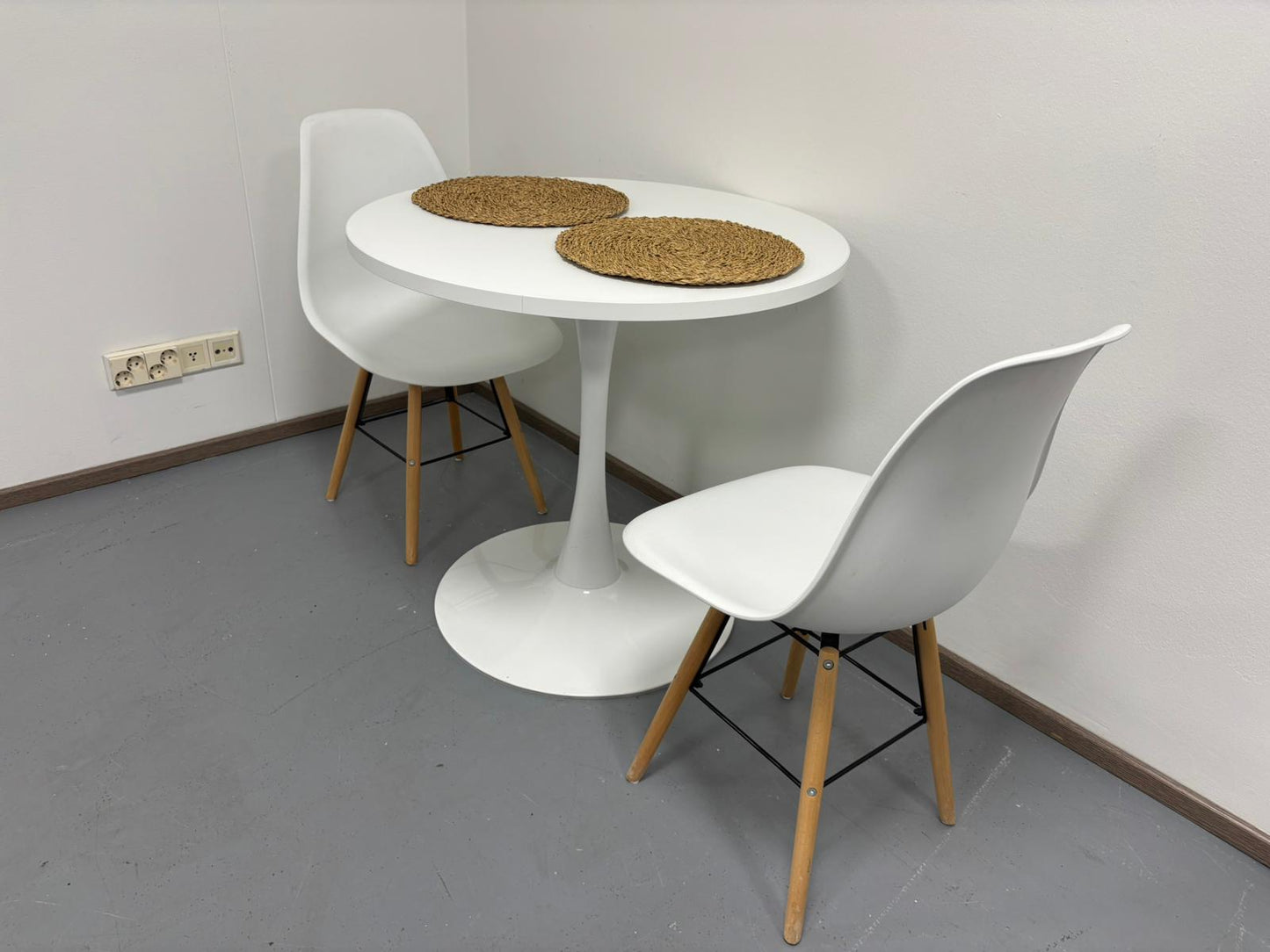 Ruokapöytä ja 2 Tuolia