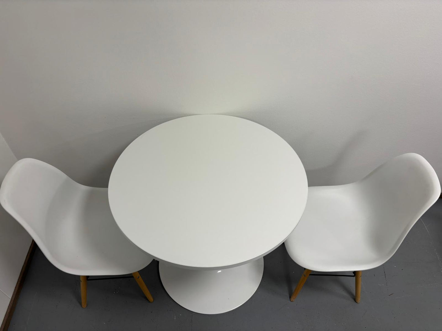 Ruokapöytä ja 2 Tuolia