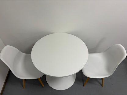 Ruokapöytä ja 2 Tuolia