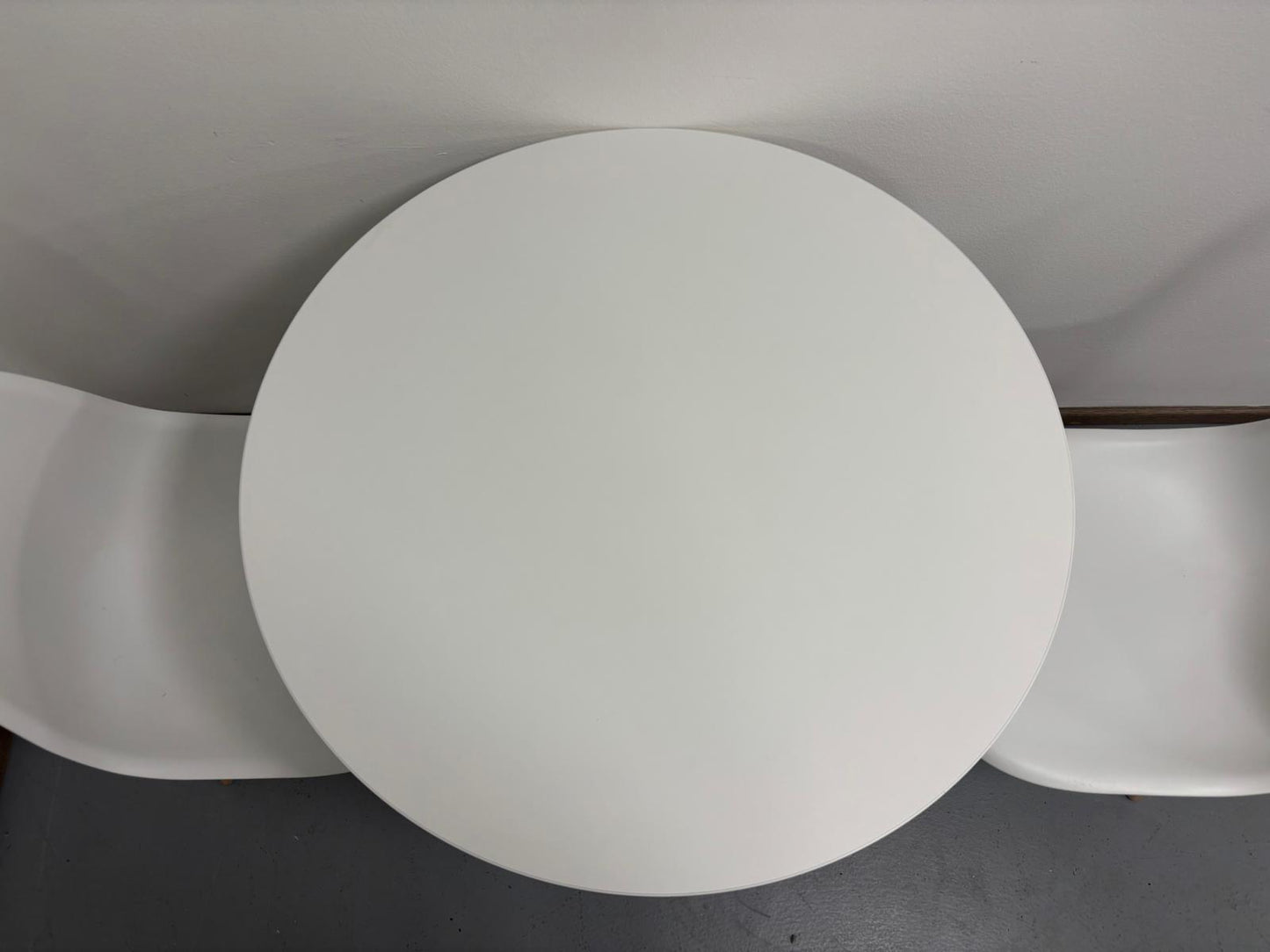 Ruokapöytä ja 2 Tuolia