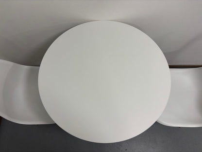 Ruokapöytä ja 2 Tuolia