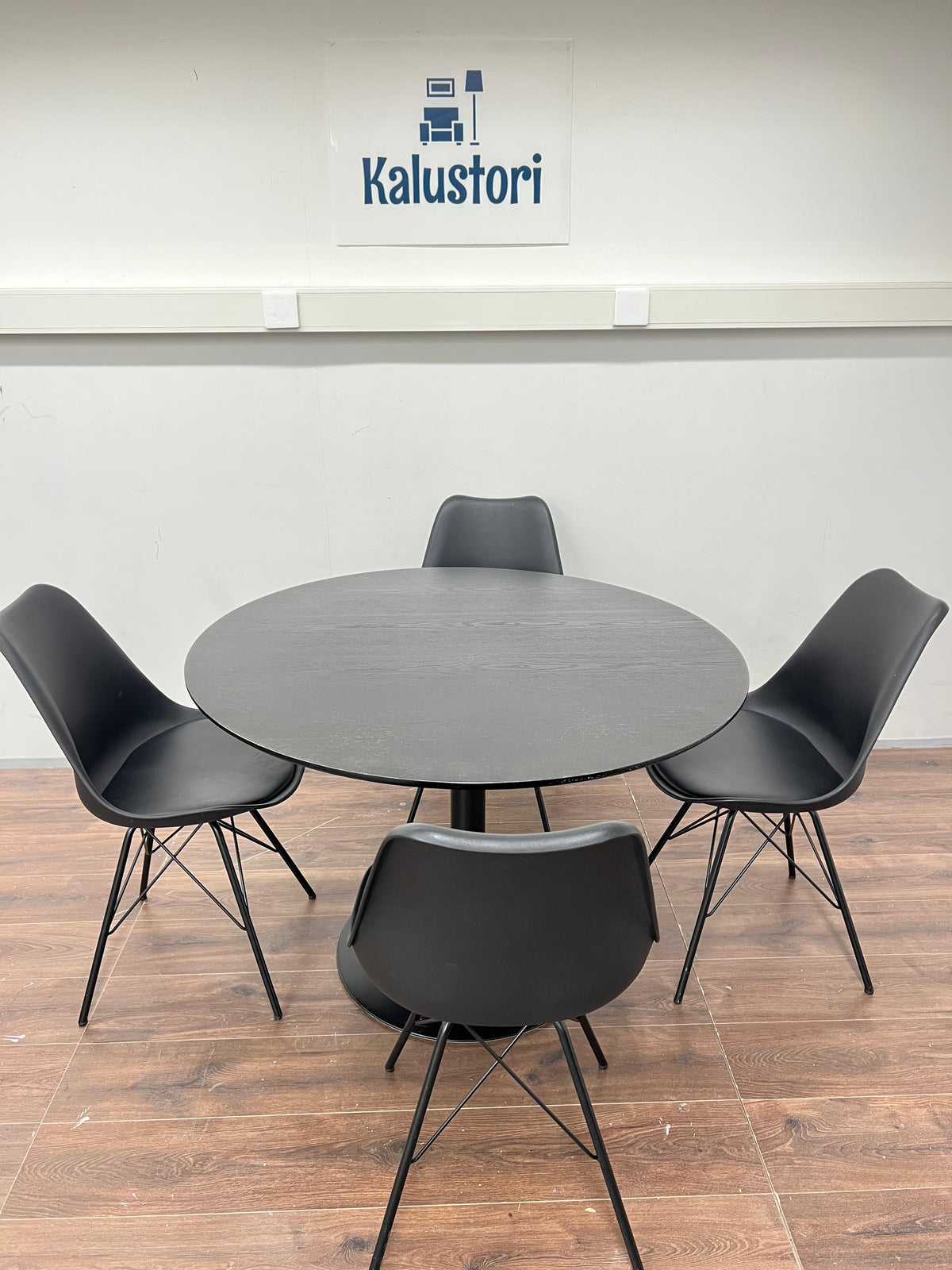 Skandinaavinen pyöreä ruokailuryhmä Kalustori