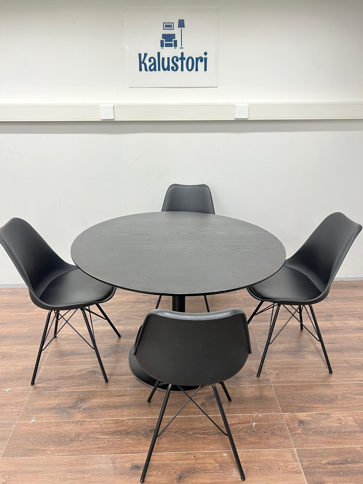 Skandinaavinen pyöreä ruokailuryhmä Kalustori