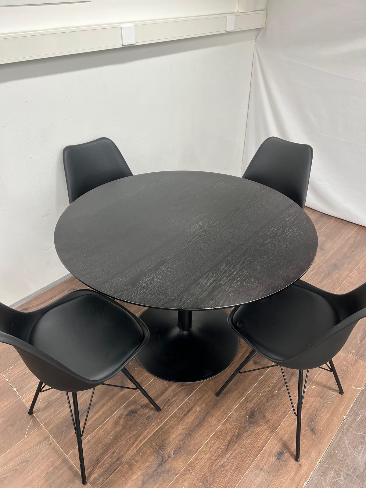 Skandinaavinen pyöreä ruokailuryhmä Kalustori