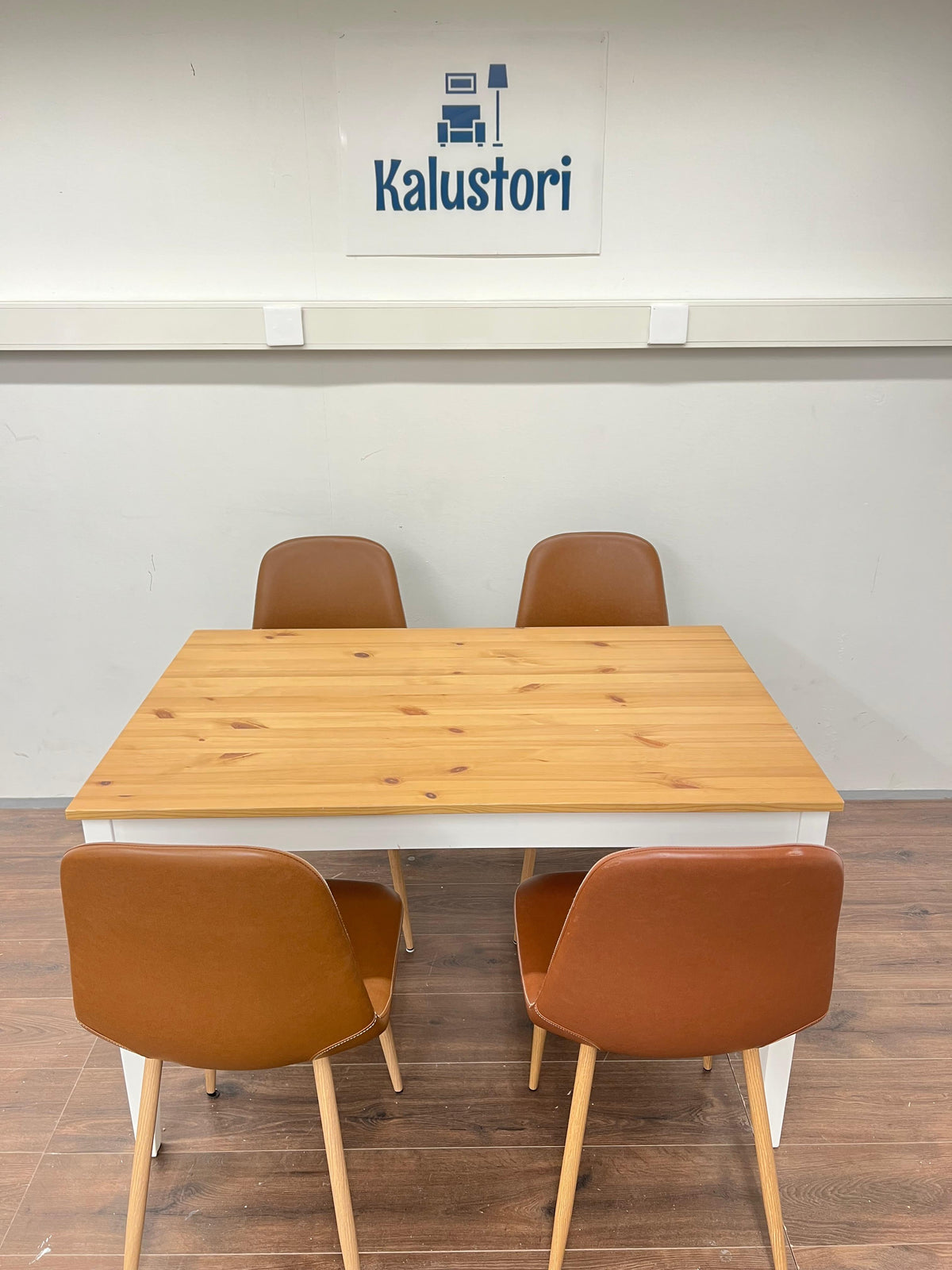 Jysk MARKSKEL U150/193 valkoinen/villi tammi + 4 JONSTRUP konjakki Kalustori