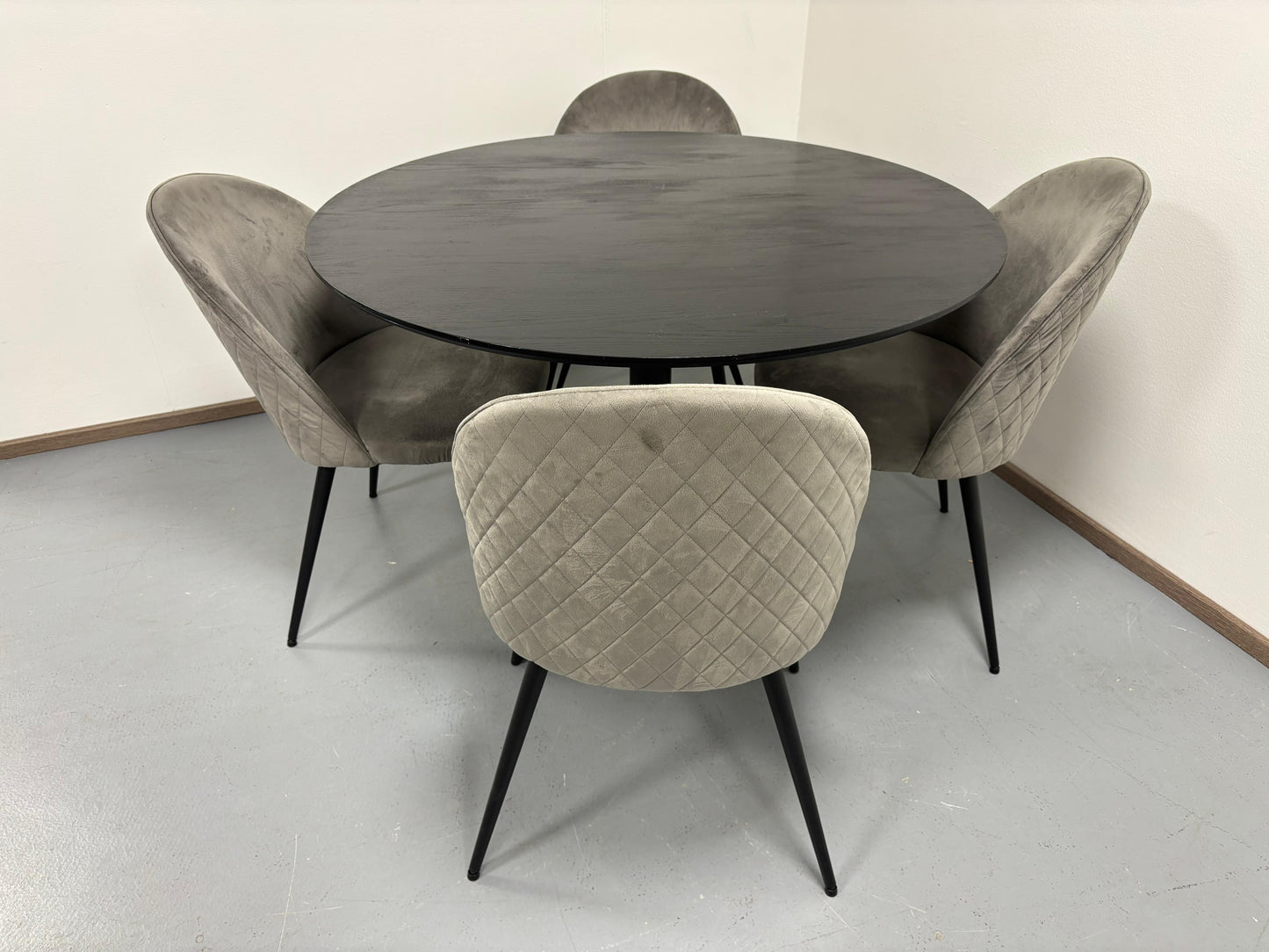 Pyöreä Ruokapöytä ja 4 Tuolia