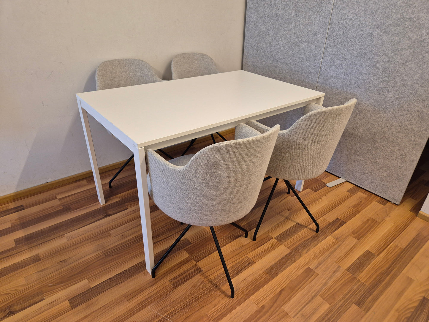 Ikea Melltrop  Pöytä ja 4 Pyörivä Tuolia