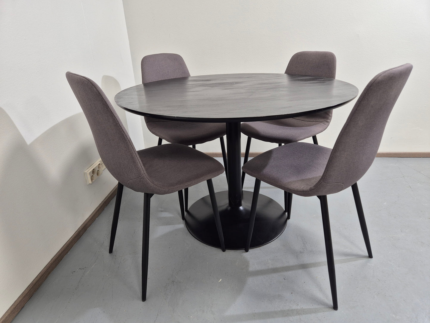 Ruokapöytä ja 4 Tuolia