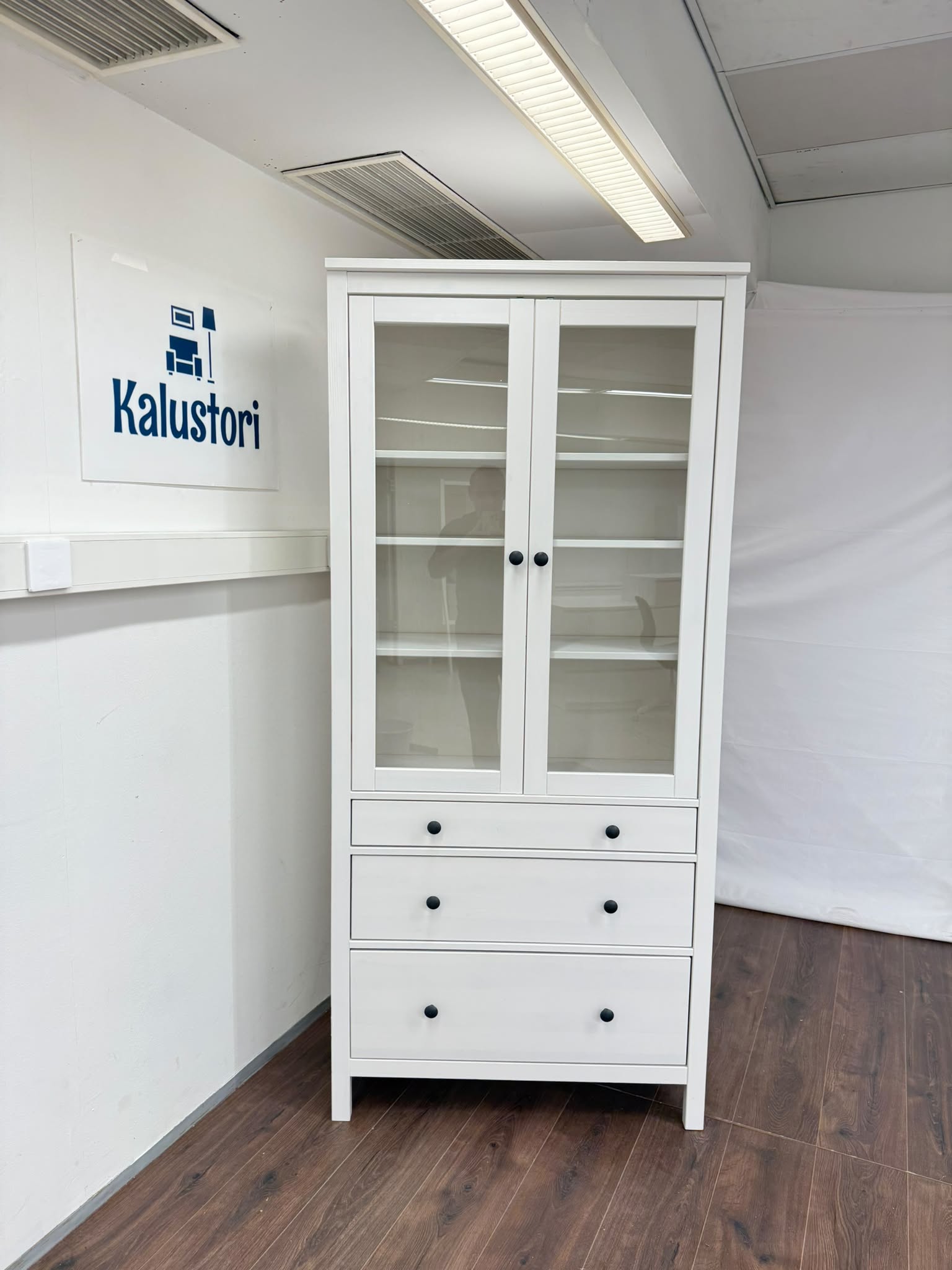 Ikea HEMNES Vitriinikaappi valkoiseksi petsattu Kalustori