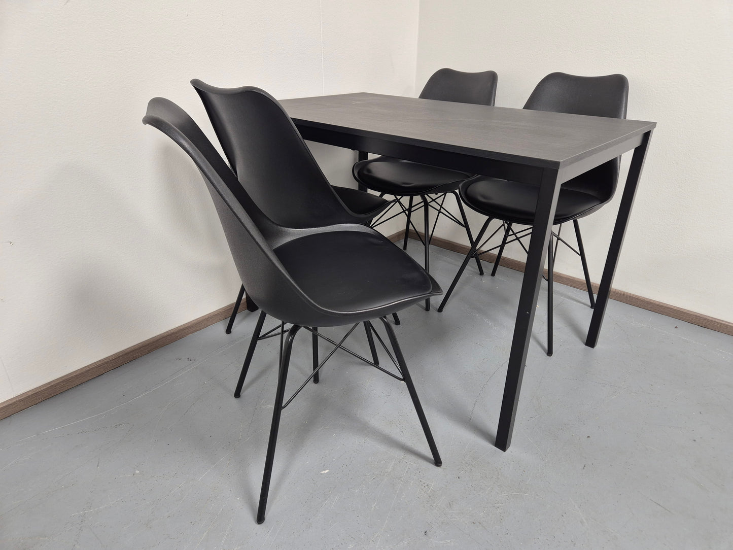 Ruokapöytä ja 4 Tuolia