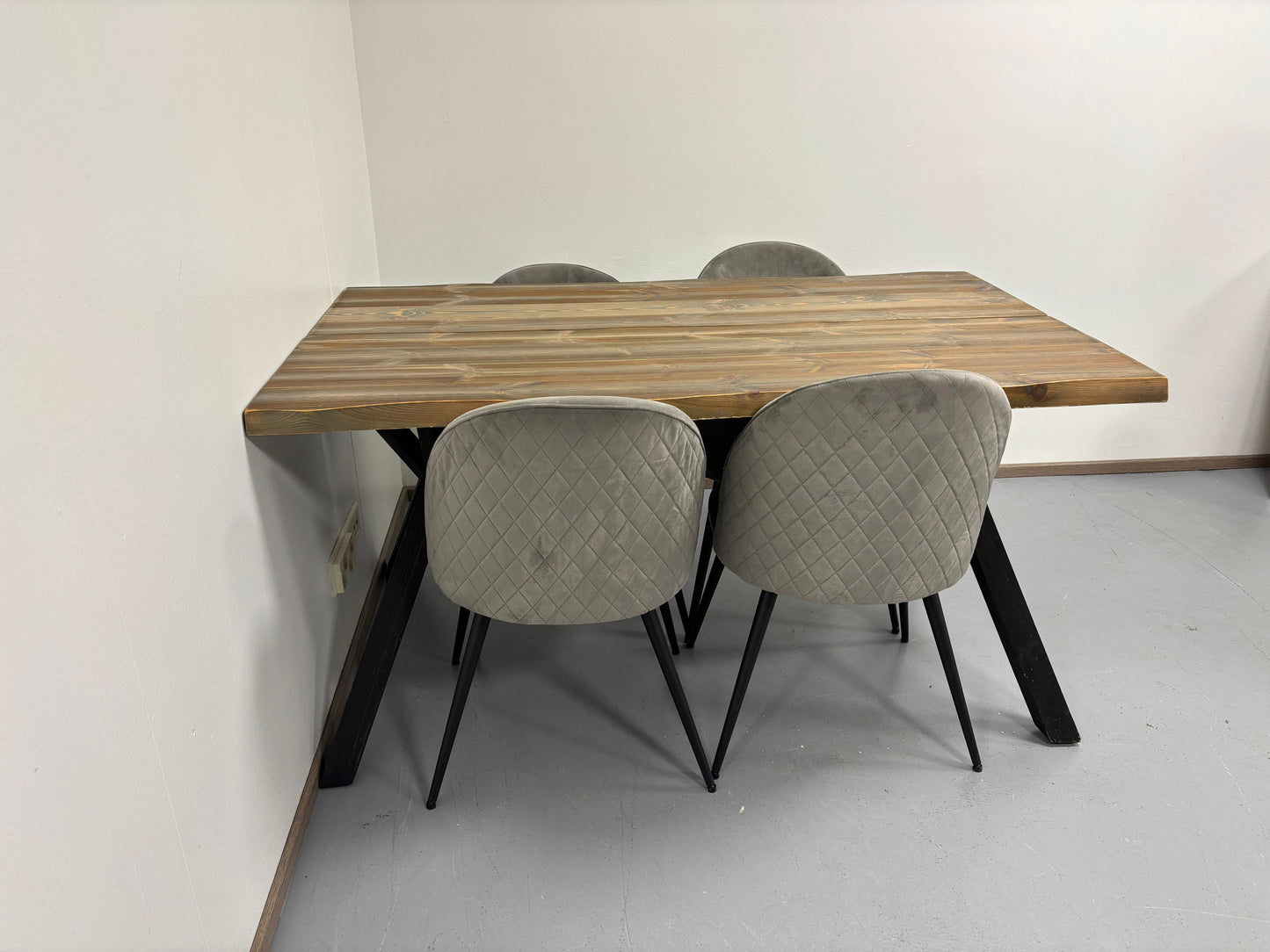 Veke Ruokapöytä ja 4 Tuolia