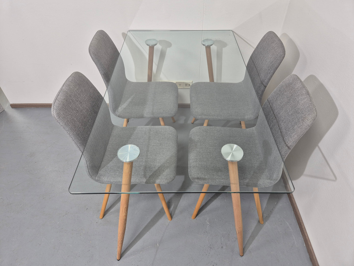 Ruokapöytä ja 4 Tuolia