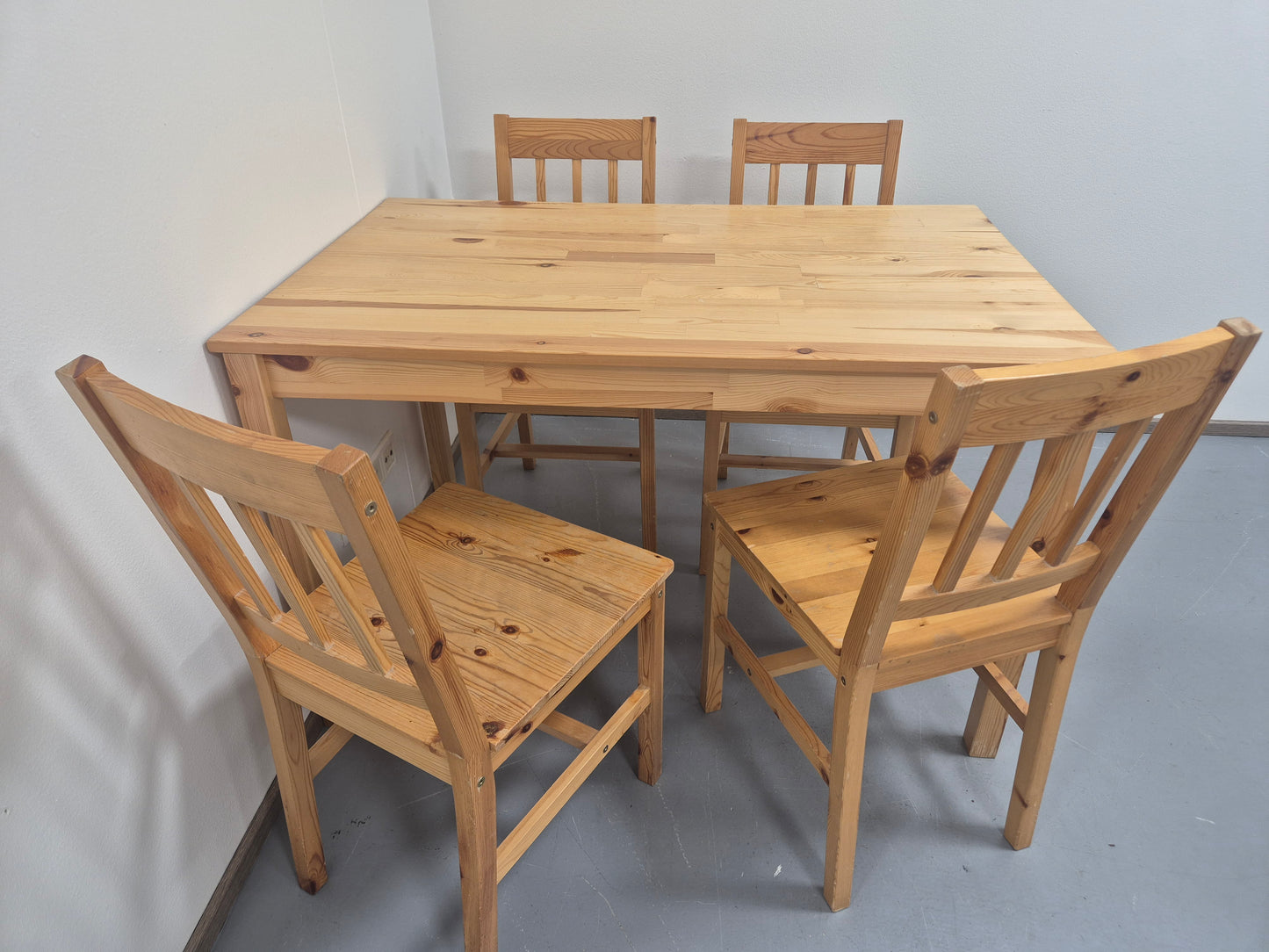 Ikea JokkMokk Ruokapöytä ja 4 Tuolia