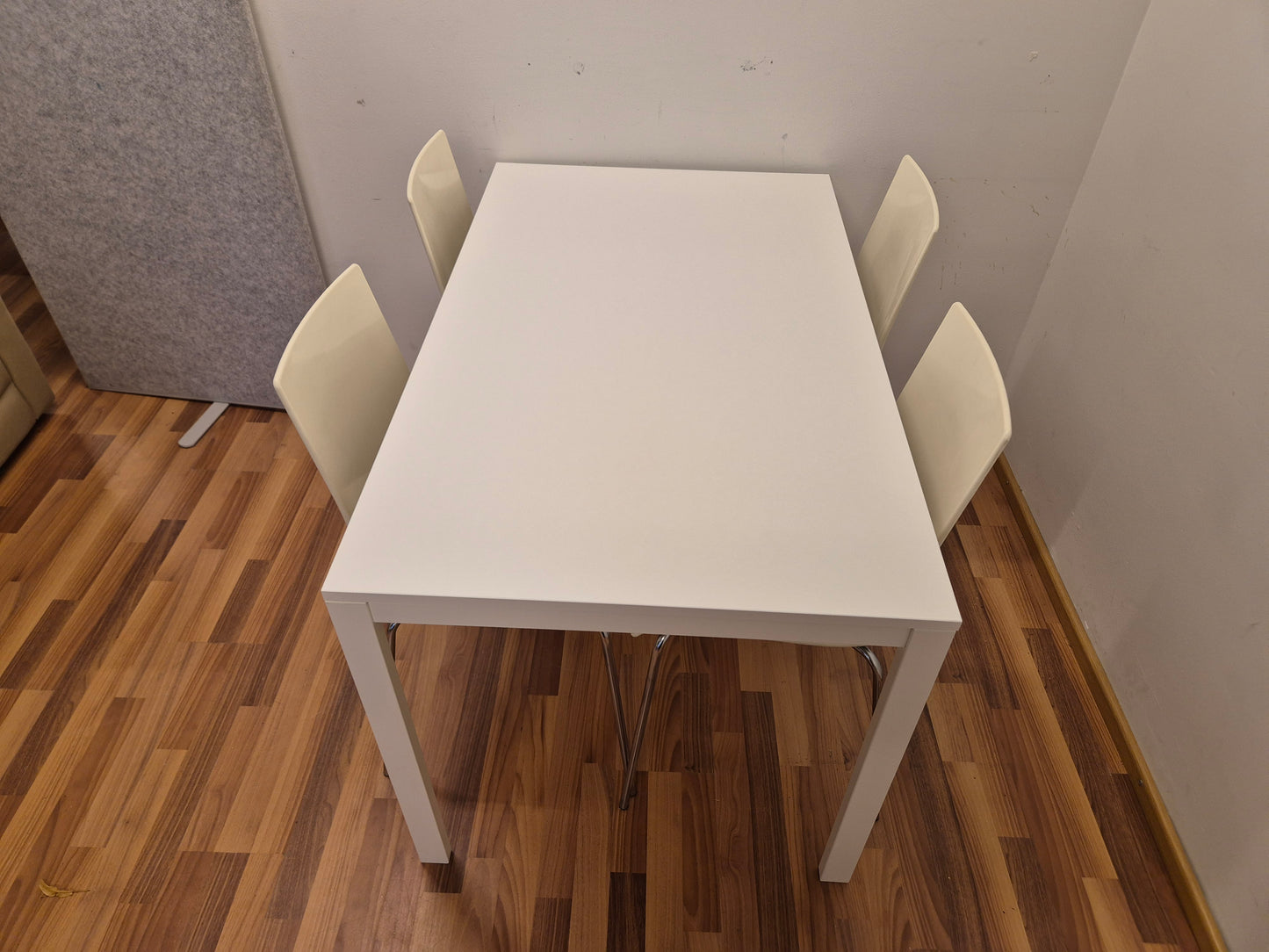 Ikea Melltorp Ruokapöytä ja 4 Tuolia