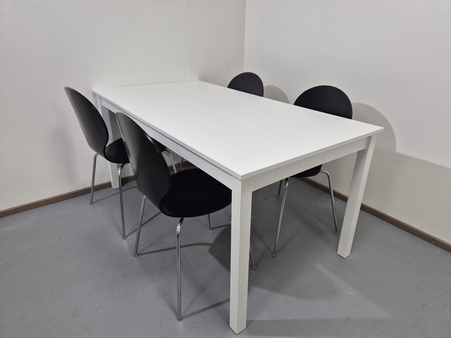 Ruokapöytä ja 4 Tuolia