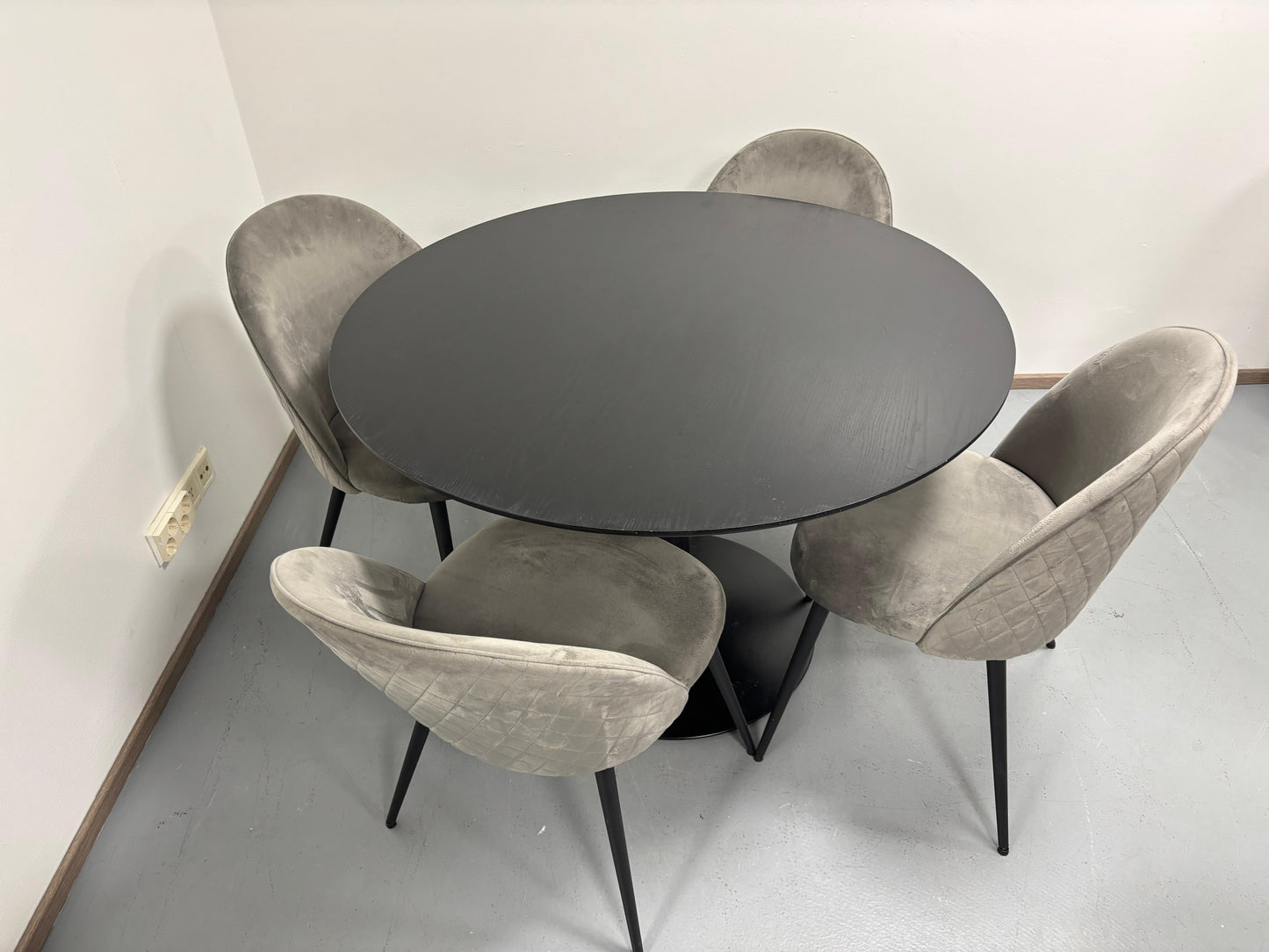 Pyöreä Ruokapöytä ja 4 Tuolia