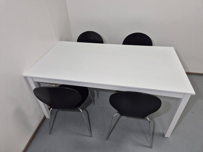 Ruokapöytä ja 4 Tuolia