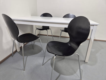 Ruokapöytä ja 4 Tuolia