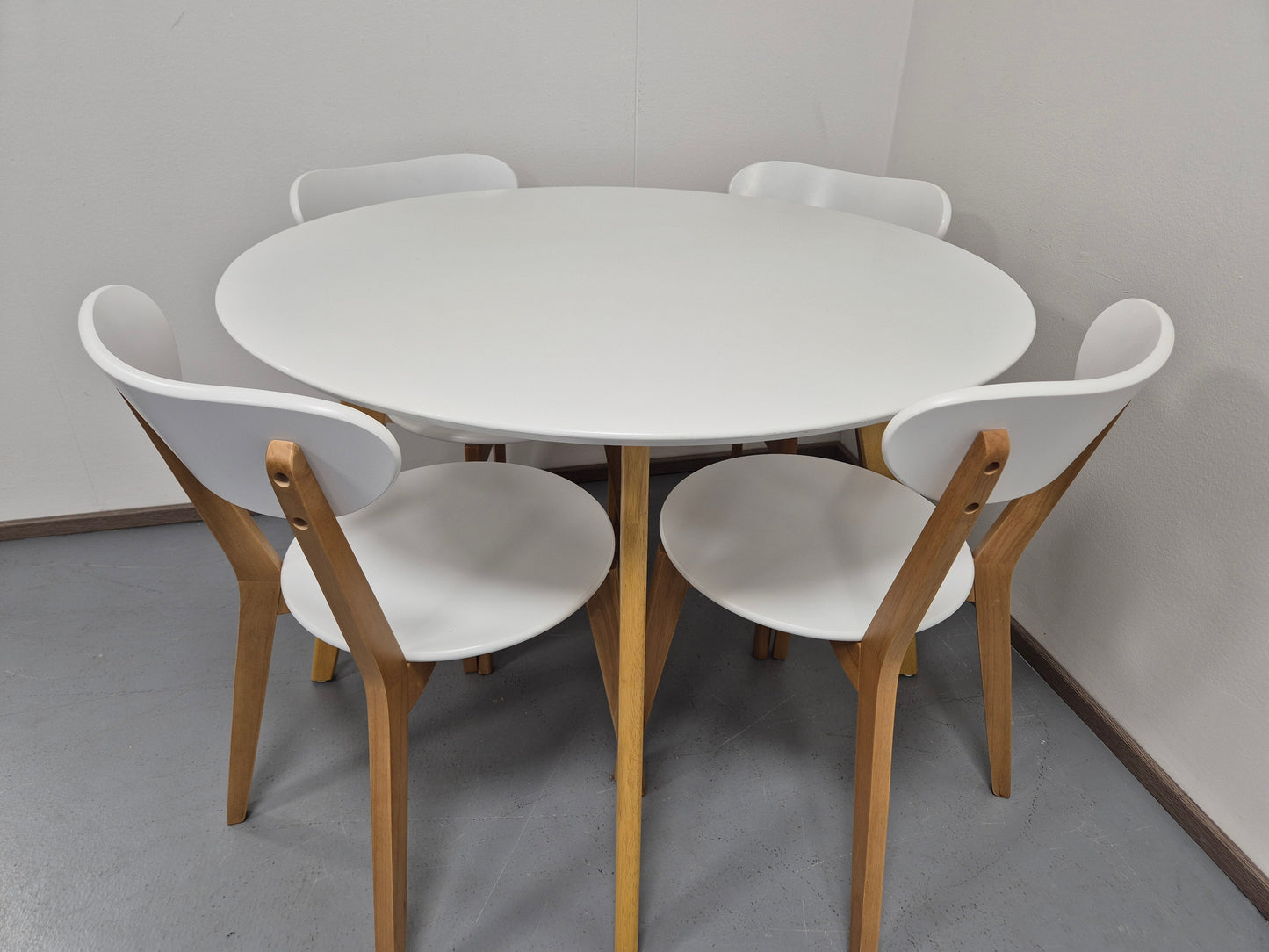 Ruokapöytä ja 4 Jysk Jegind Tuolia