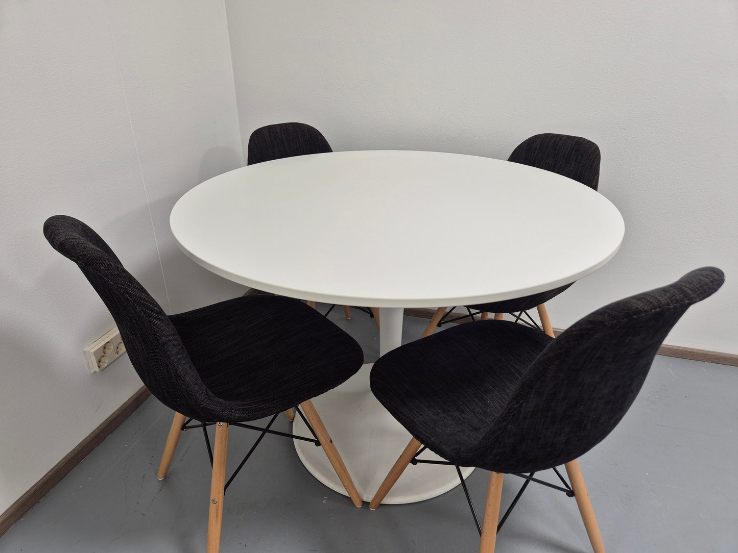 Ikea Docksta Ruokapöytä ja 4 Tuolia