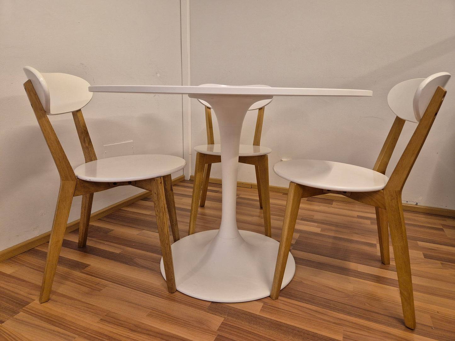 Ikea Docksta Pyöreä Ruokapöytä ja 3 Jysk Jegind Tuolia