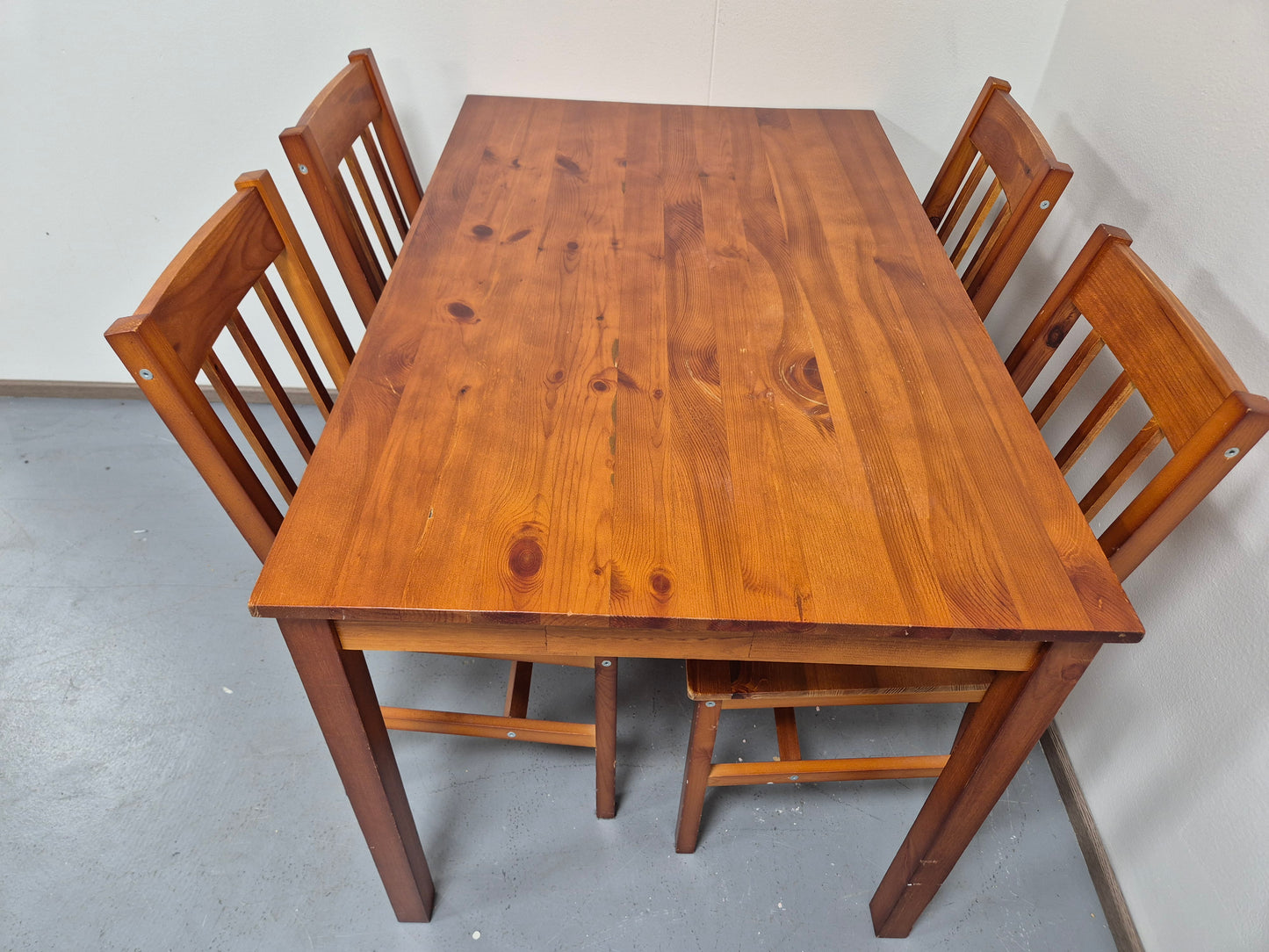 Ruokapöytä ja 4 Tuolia