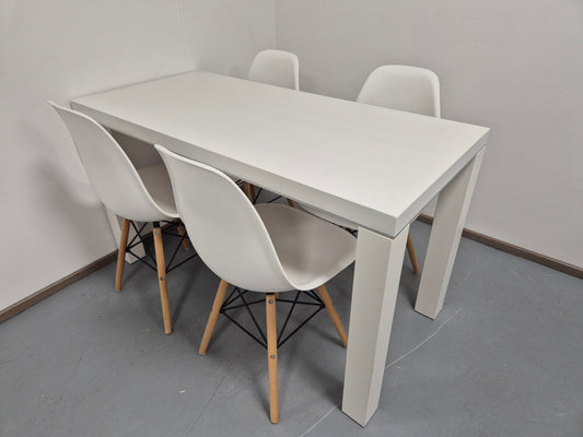 Ruokapöytä ja 4 Tuolia