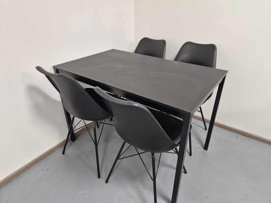 Ruokapöytä ja 4 Tuolia