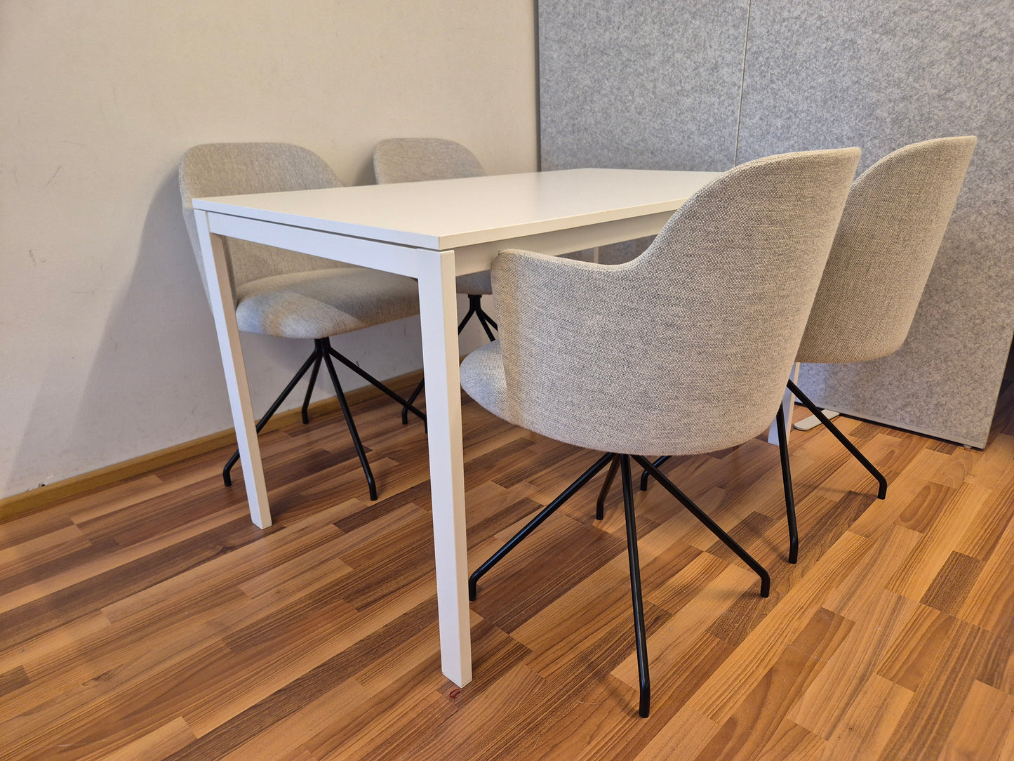 Ikea Melltrop  Pöytä ja 4 Pyörivä Tuolia