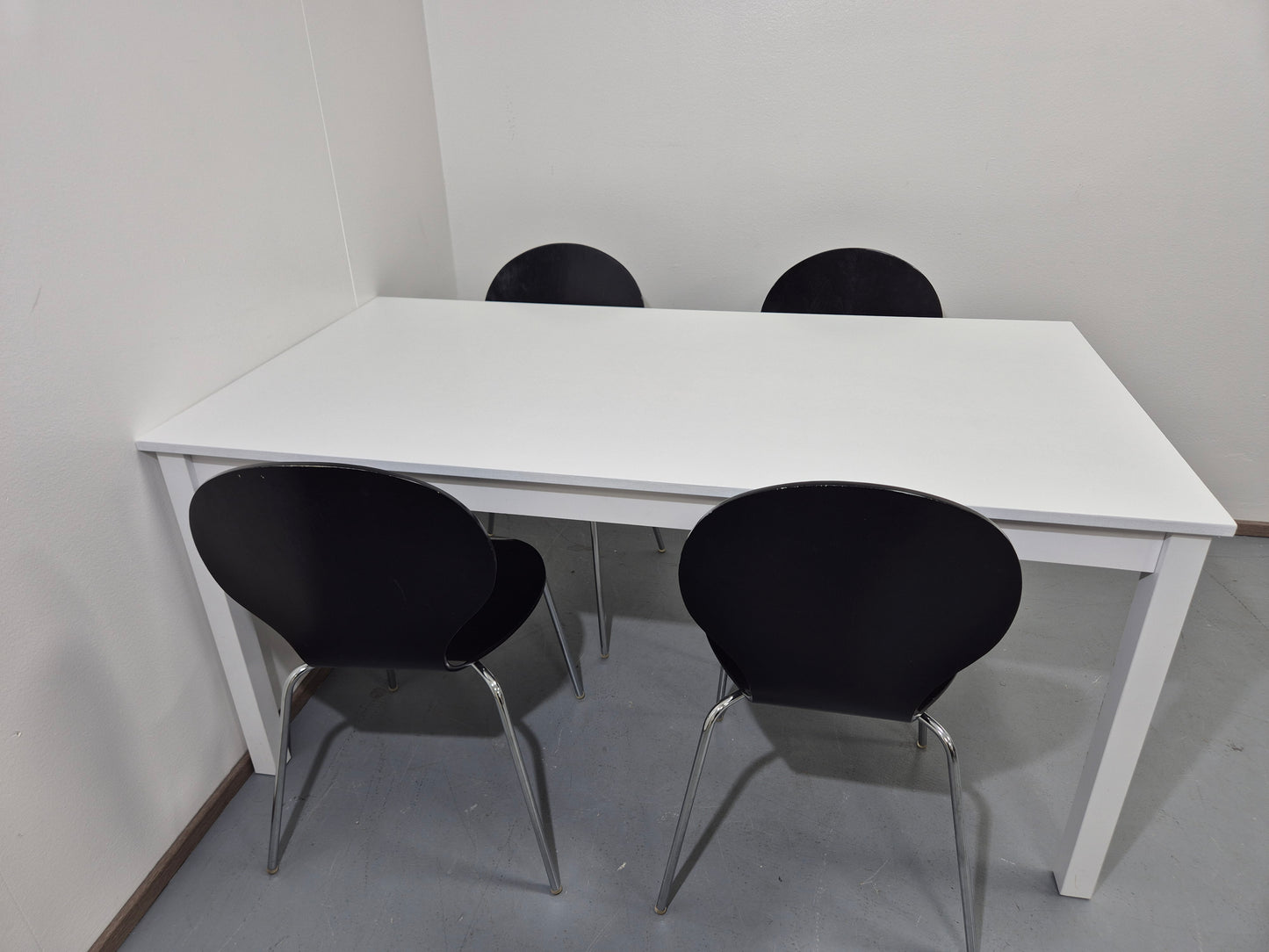 Ruokapöytä ja 4 Tuolia