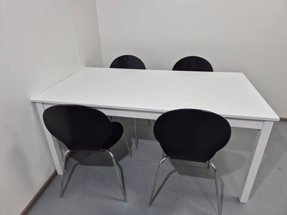 Ruokapöytä ja 4 Tuolia