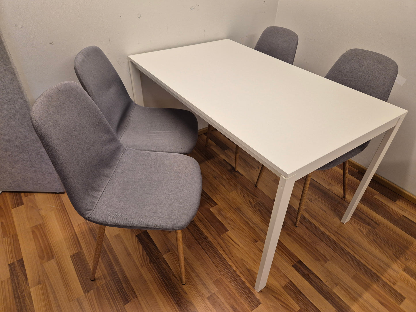 Ikea Melltorp Ruokapöytä ja 4 Tuolia