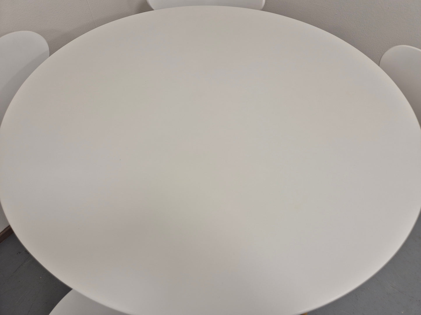 Ruokapöytä ja 4 Jysk Jegind Tuolia